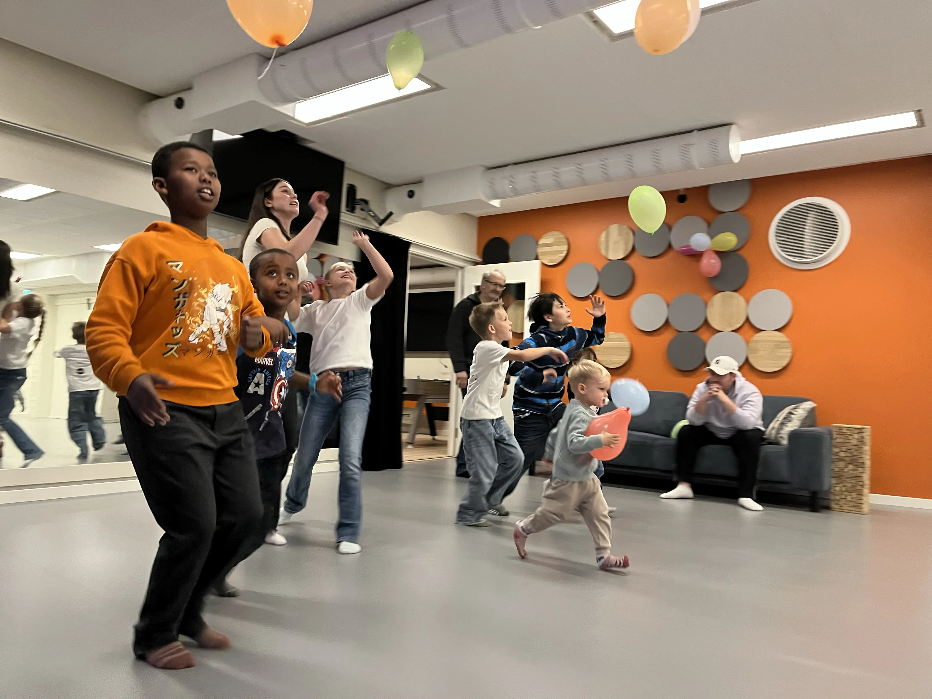 Barn leker med ballonger i barnekirka