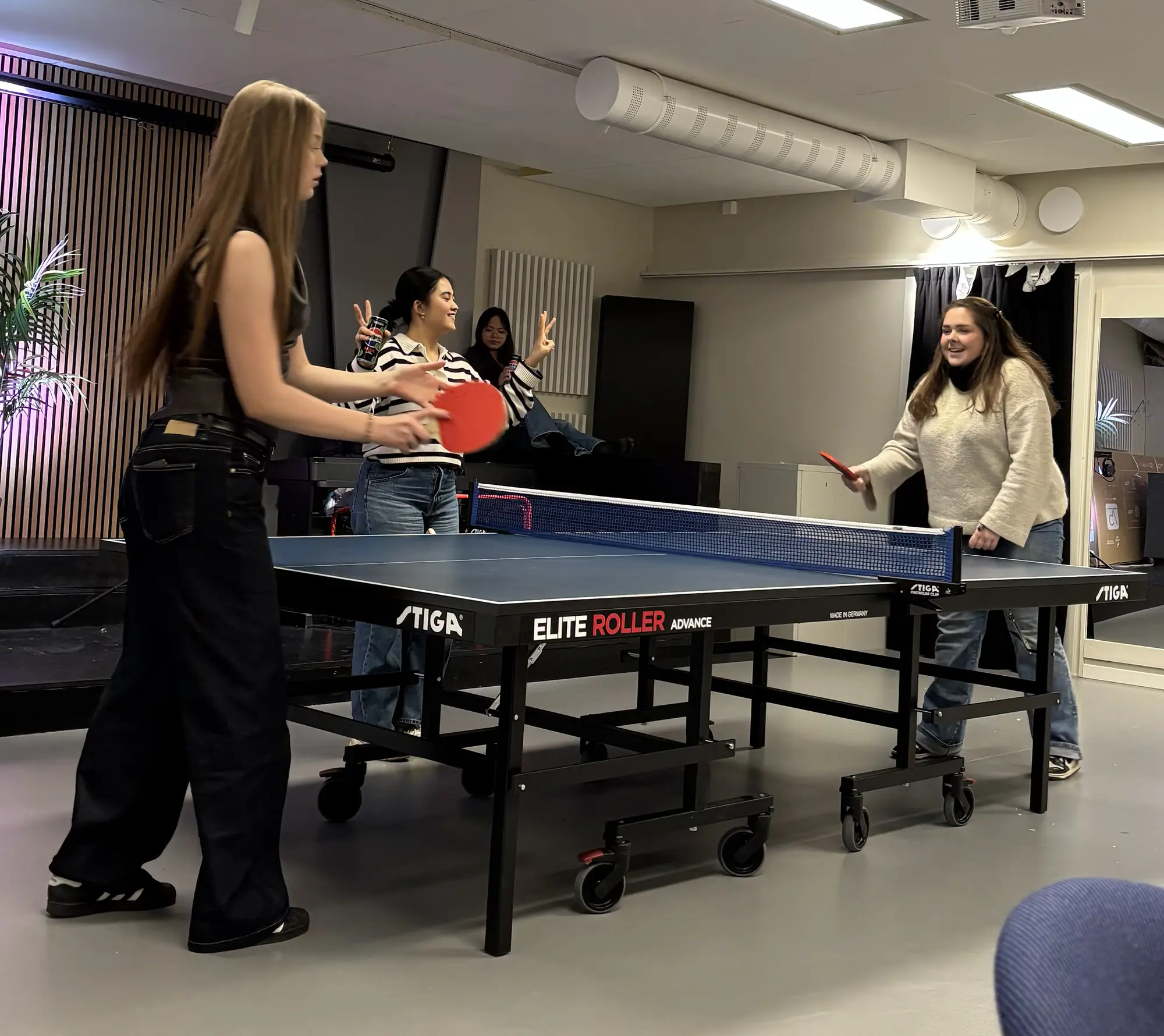 Ungdom spiller bordtennis på Youth Alive