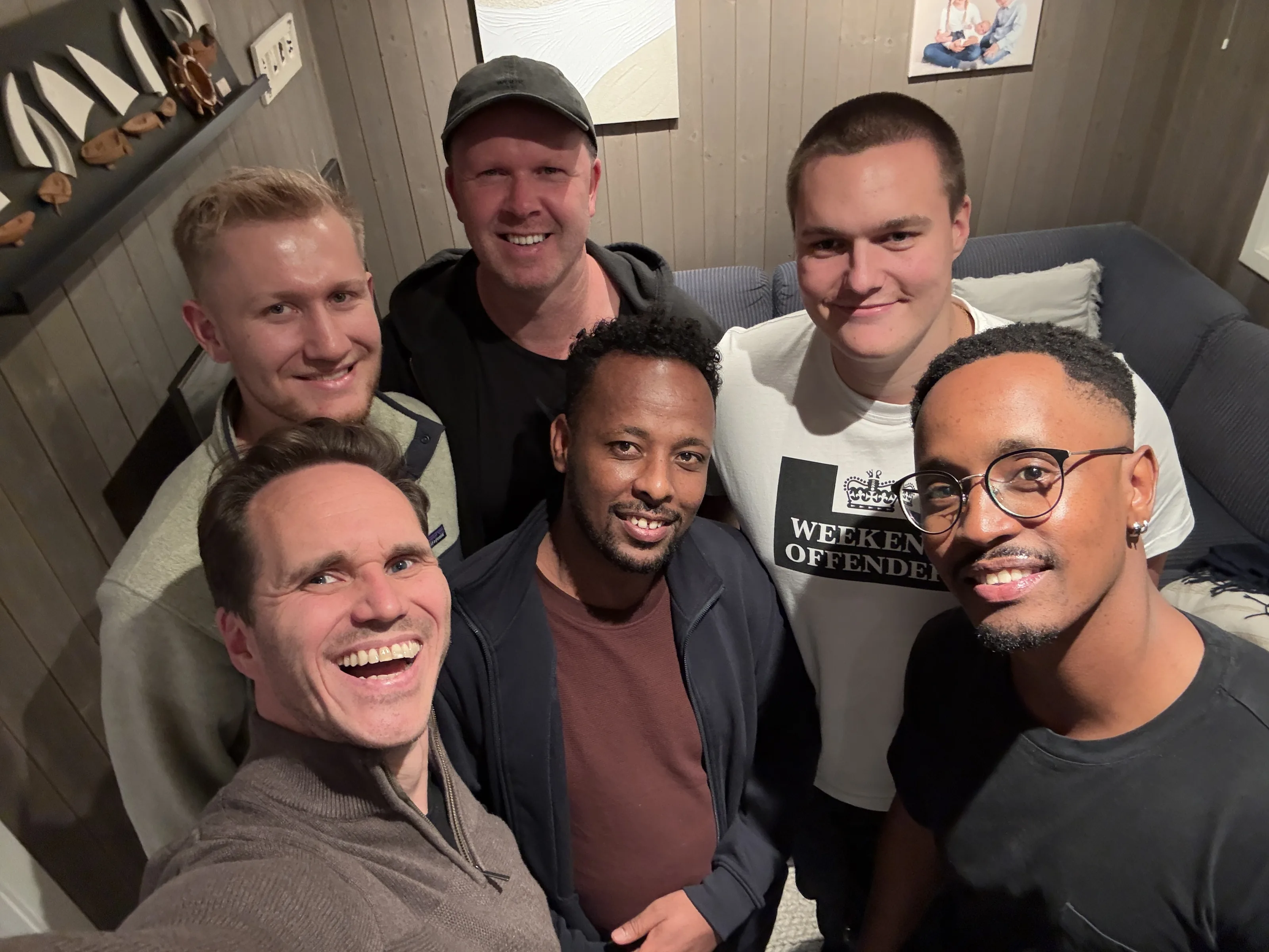Thomas sammen med connectgruppen for unge menn