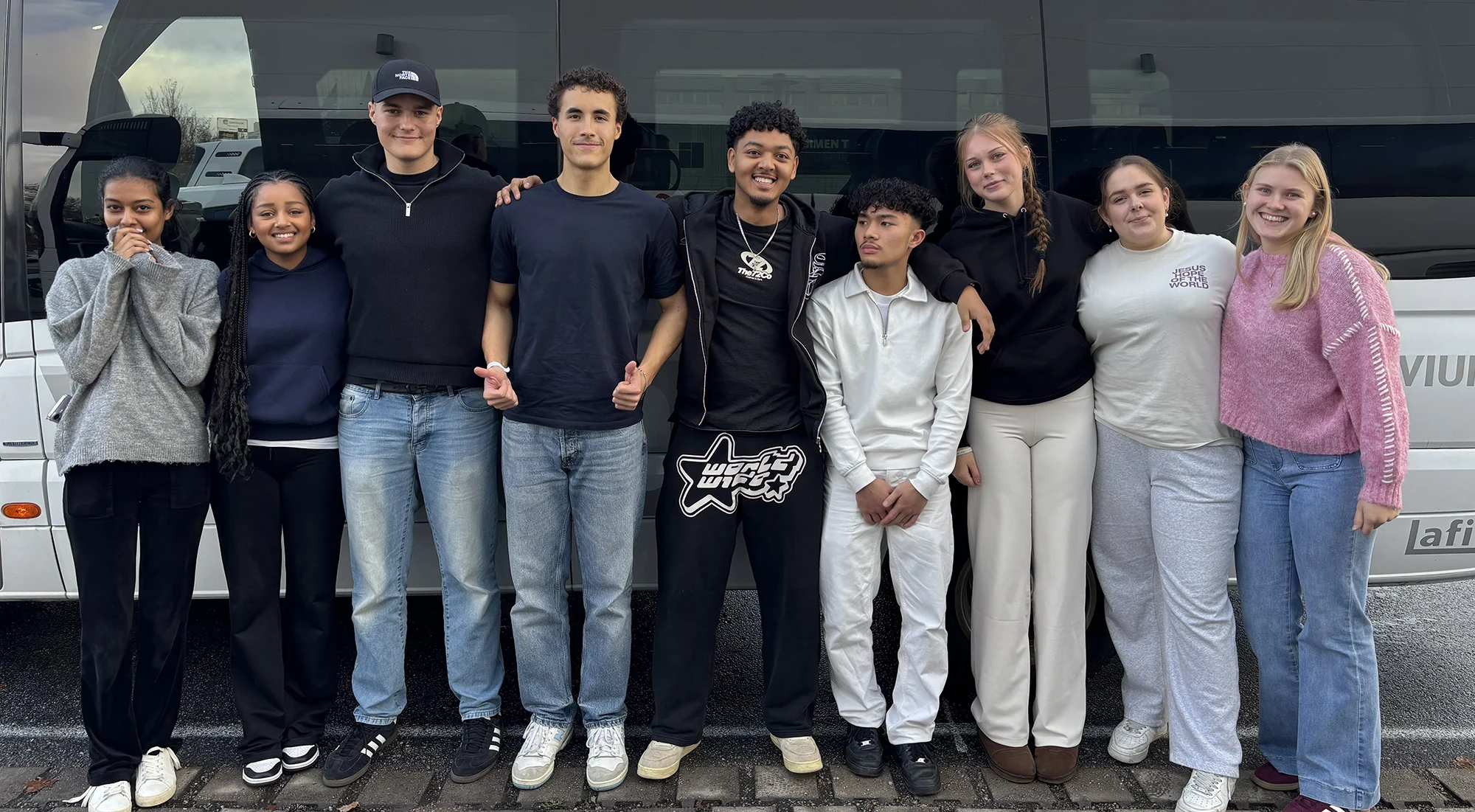 Youth Alive samlet foran minibussen