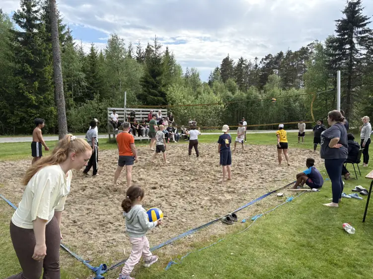 Lek og aktiviteter på tidligere leir på Degernes