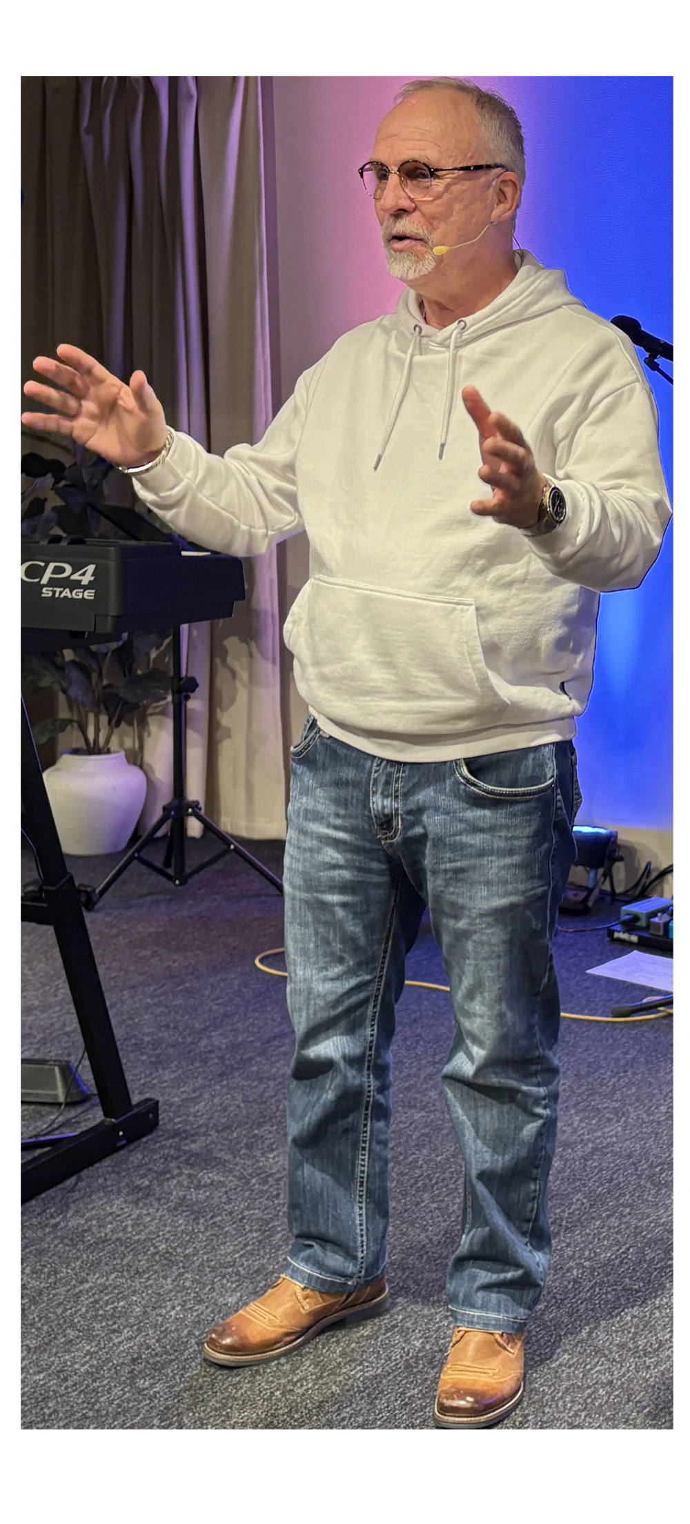 Stefan Salmonsson speaking with a microphone